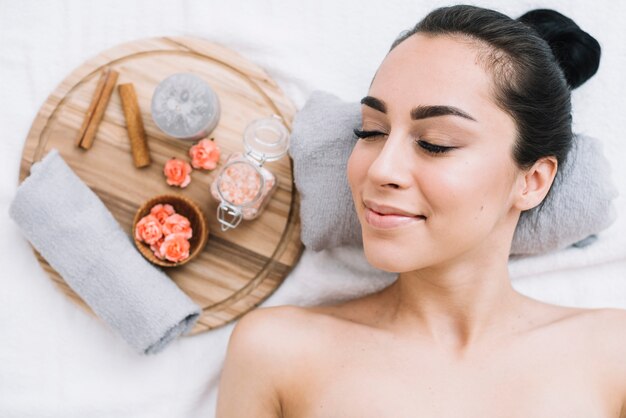 Femme recevant un massage relaxant dans un spa