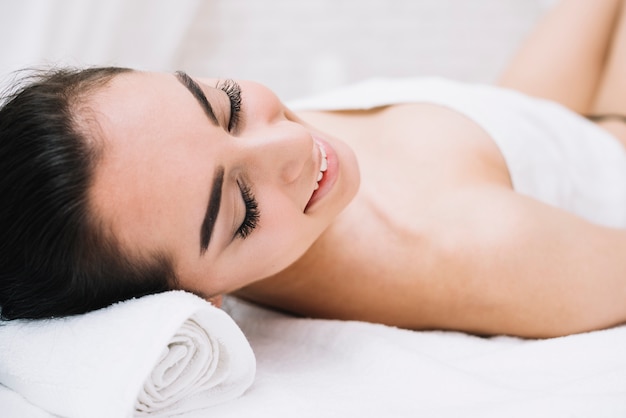 Femme recevant un massage relaxant du visage