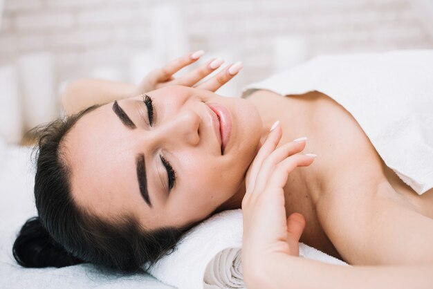 Femme recevant un massage relaxant du visage