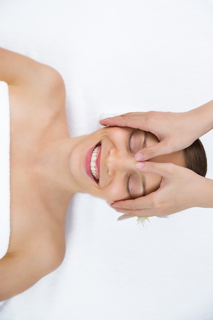 Femme recevant un massage sur le visage