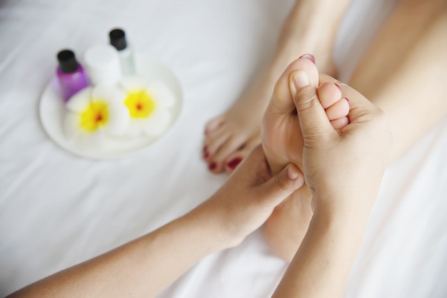 Femme Recevant Un Service De Massage Des Pieds De La Masseuse Se Bouchent Les Pieds Et Les Mains - Concept De Service De Massage