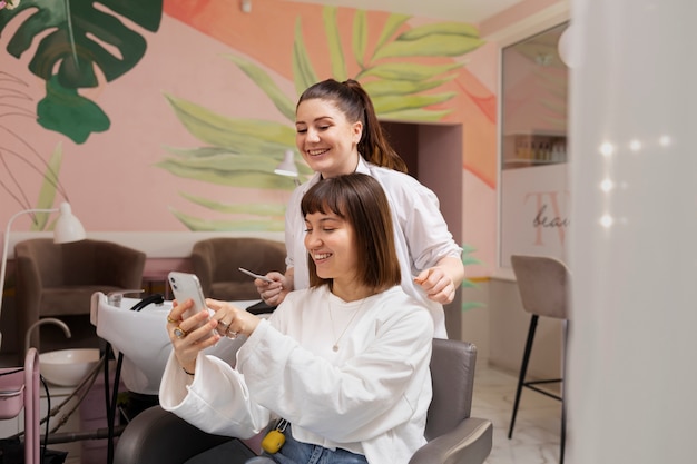 Femme recevant un traitement au salon de coiffure