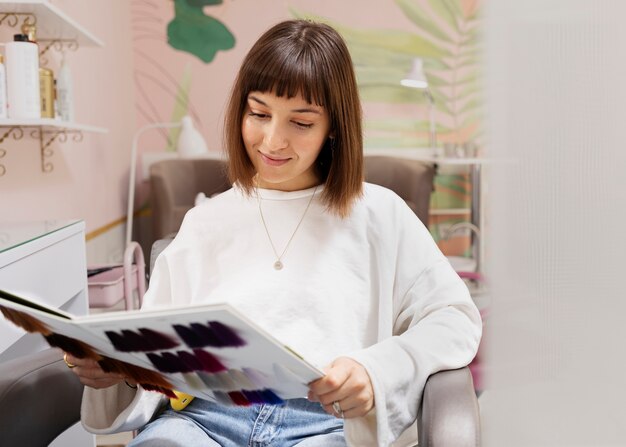 Femme recevant un traitement au salon de coiffure