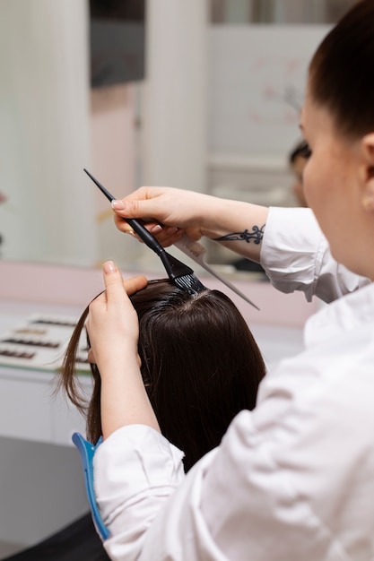 Femme recevant un traitement au salon de coiffure