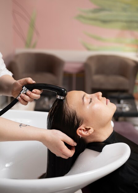 Femme recevant un traitement au salon de coiffure