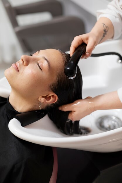 Femme recevant un traitement au salon de coiffure