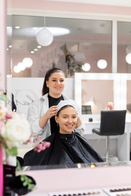 Femme recevant un traitement au salon de coiffure