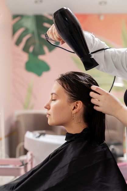 Photo gratuite femme recevant un traitement au salon de coiffure