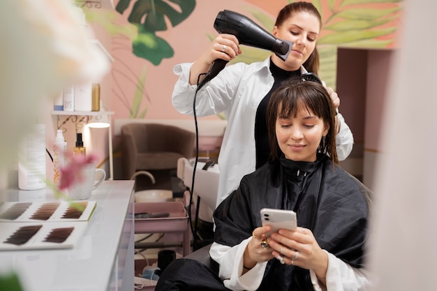 Photo gratuite femme recevant un traitement au salon de coiffure