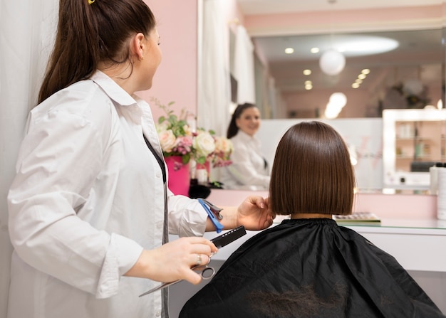 Photo gratuite femme recevant un traitement au salon de coiffure