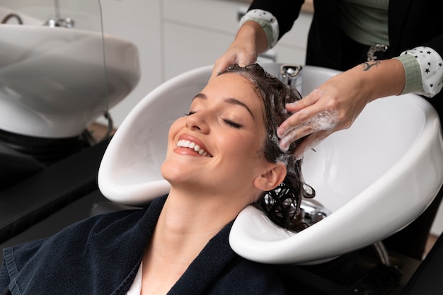 Femme recevant un traitement au salon de coiffure