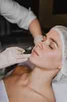 Photo gratuite femme recevant un traitement de beauté du visage au spa