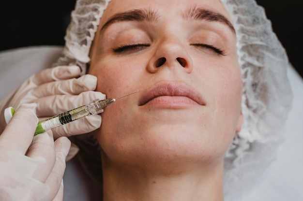 Photo gratuite femme recevant un traitement de beauté du visage