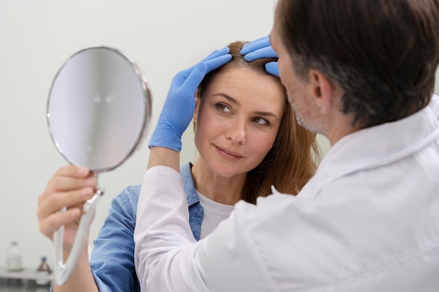 Femme recevant un traitement contre la perte de cheveux dans une clinique