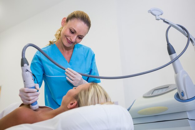 Photo gratuite femme recevant un traitement d'épilation au laser sur son corps