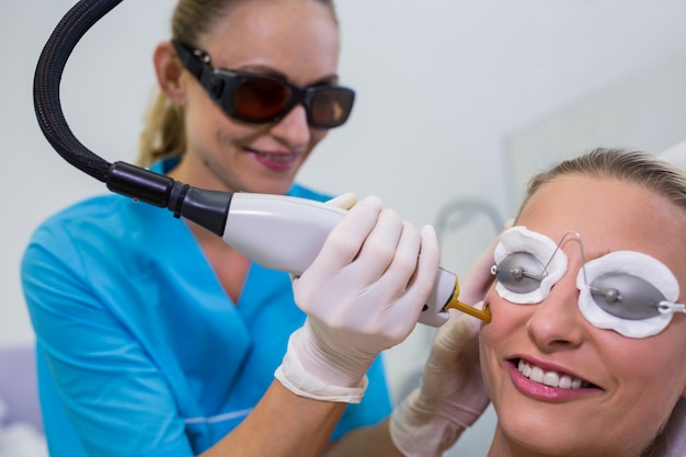 Femme recevant un traitement d'épilation au laser sur son visage