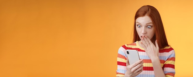 Femme Recevoir Un Message Choquant Haletant Couvrir La Bouche Paume Regardant L'écran Du Smartphone A Découvert Qui Fol