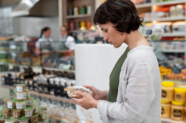 Femme recherchant différents goodies chez un producteur local