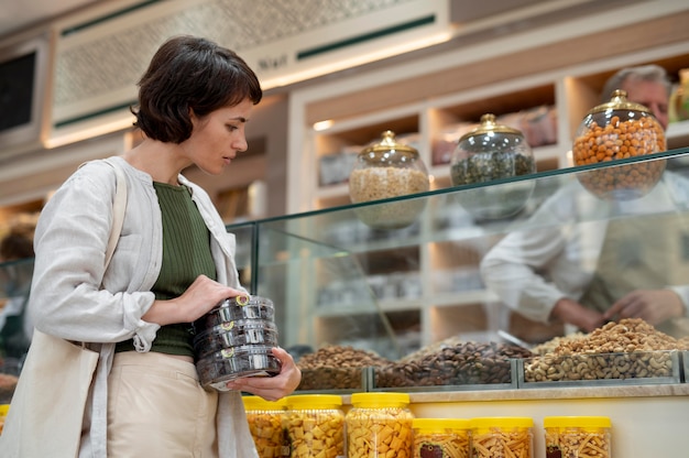 Femme recherchant différents goodies chez un producteur local