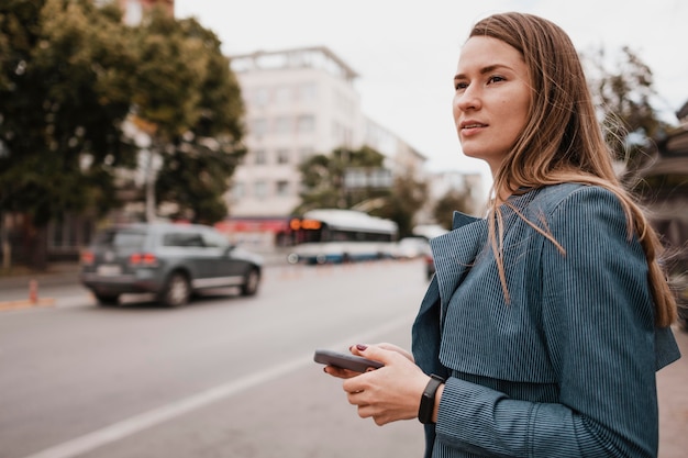 Femme à la recherche du bus