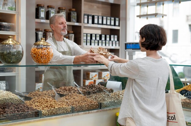 Femme à la recherche de friandises chez un producteur masculin local