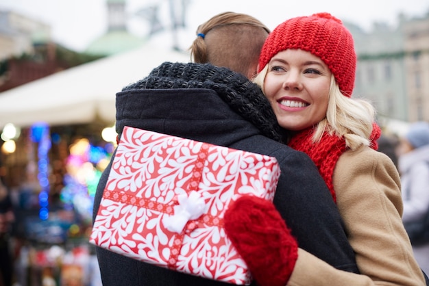 Femme reconnaissante pour le cadeau de Noël