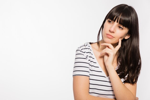 Femme réfléchie en détournant les yeux