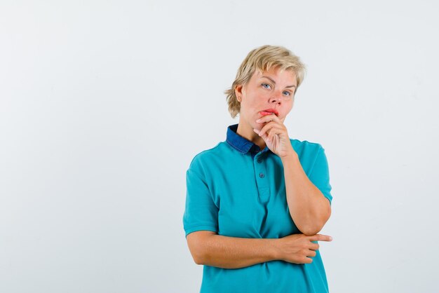 Femme réfléchie sur fond blanc