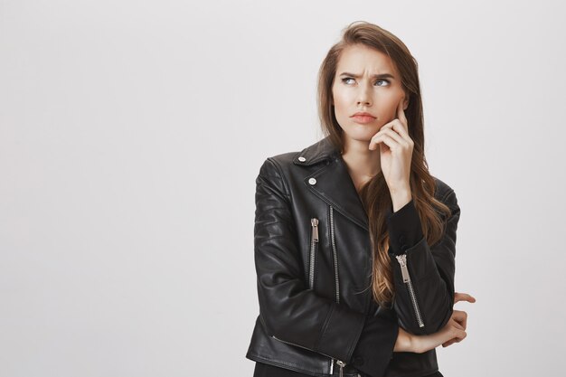 Femme réfléchie pensant et regardant loin en réfléchissant