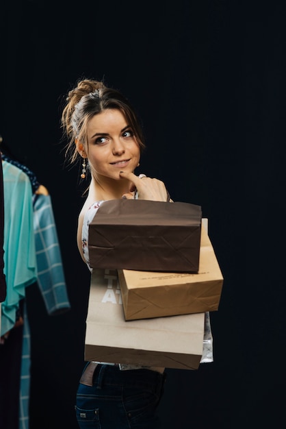 Photo gratuite femme réfléchie avec des sacs en papier