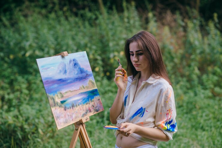 Photo gratuit femme réfléchie avec une toile