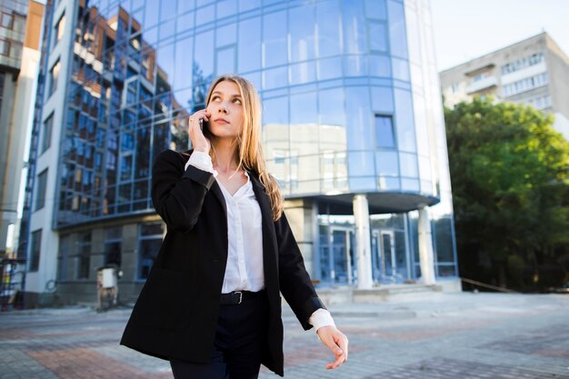 Femme regardant ailleurs en marchant