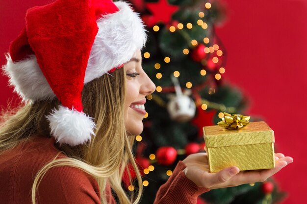 Femme regardant un cadeau d&#39;or