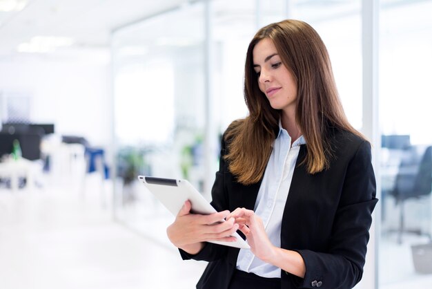 Femme regardant un comprimé