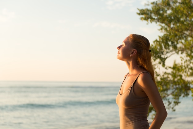 Femme regardant le coucher de soleil