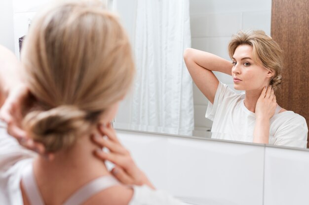 Femme regardant dans le miroir