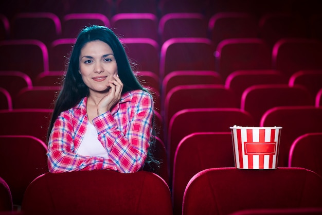 Photo gratuite femme regardant un film au cinéma