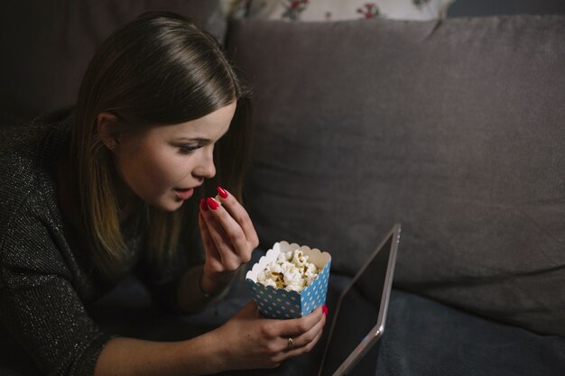 Femme regardant un film intéressant sur tablette