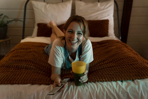 Femme regardant un film à la maison