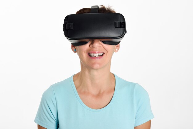 Femme regardant des lunettes VR et gesticulant avec ses mains.