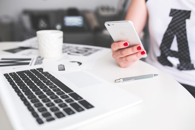 Femme regardant un mobile