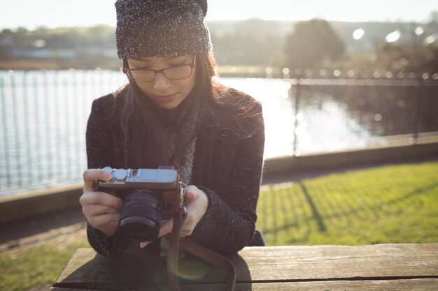 Femme regardant des photos sur un appareil photo numérique