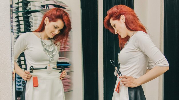 Femme regardant la réflexion dans la boutique