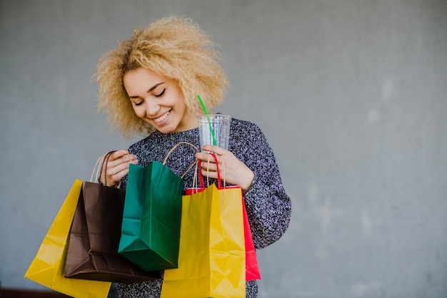 Photo gratuite femme regardant un sac vif