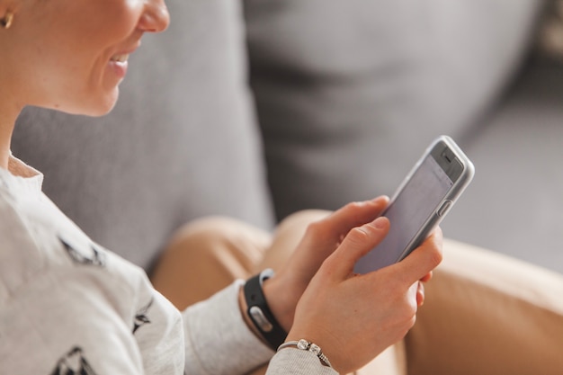 Femme regardant le smartphone