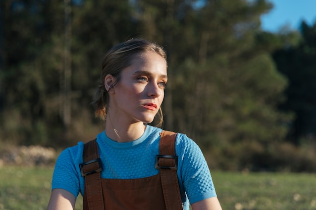 Photo gratuite femme regardant le soleil avec le visage brillant