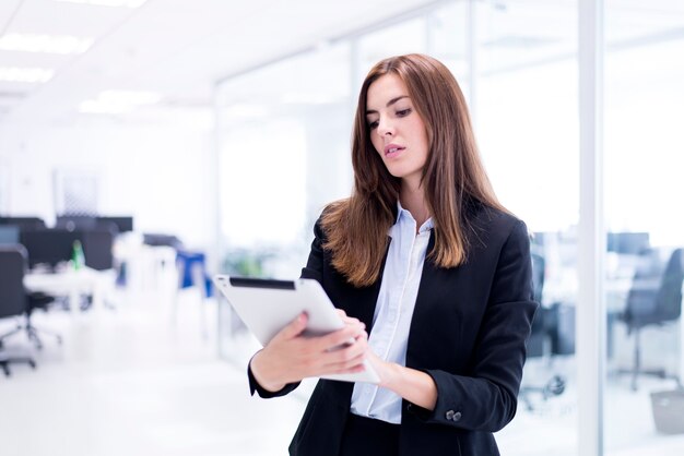 Femme regardant une tablette