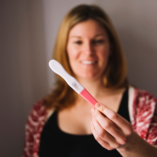 Photo gratuite femme regardant un test de grossesse