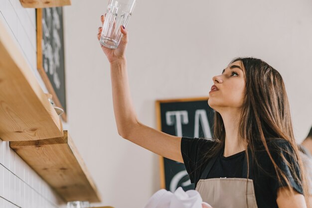 Femme regardant le verre propre