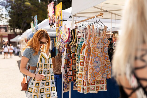 Femme regardant la vue de côté de vêtements